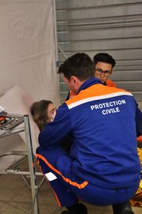 Des bénévoles de la Protection Civile 64 secoure une femme au festival Ocean Fest